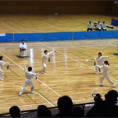 昨年全日本大会出場したベテラン「さくら太極拳倶楽部」の 皆さんによる「自選剣」です