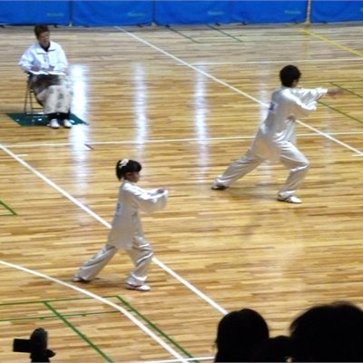 総合太極拳Cの部です 手前は菜摘ちゃんです 。小学校最後の大会です 。 一緒にやっているN君はとっても優しいお兄ちゃんで仲良しなんだそうです 。