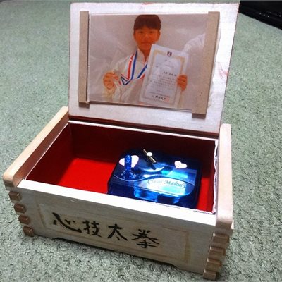 菜摘ちゃん、小学校の卒業記念にオルゴールを作ったそうです! なんと!「心技太拳」ブランド名入りの力作!!! 太極拳に対する並々ならぬ思いが伝わって来ます!