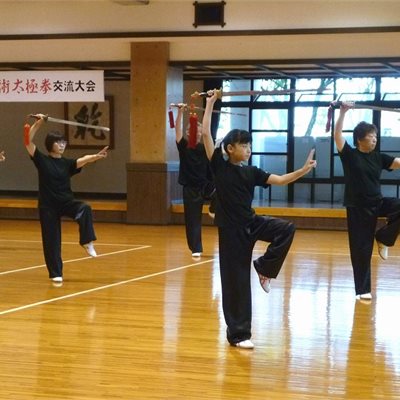 「第26回太田市太極拳交流大会」 「岳陽堂太極拳教室」の皆さんによる32式剣 菜摘ちゃん、もうすっかり大人です。 来年は身長追い越されちゃうかな・・・。