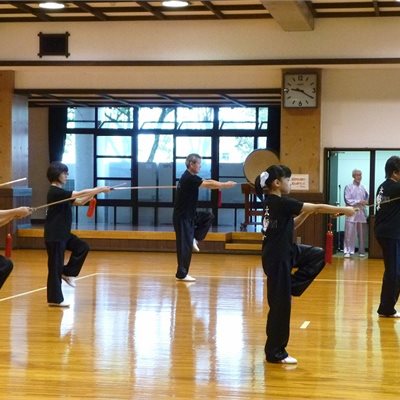 「第26回太田市太極拳交流大会」 「岳陽堂太極拳教室」の皆さんによる32式剣 菜摘ちゃん、もうすっかり大人です。 来年は身長追い越されちゃうかな・・・。
