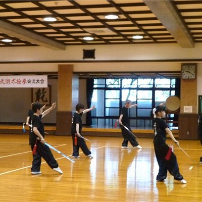 「第26回太田市太極拳交流大会」 「岳陽堂太極拳教室」の皆さんによる32式剣 菜摘ちゃん、もうすっかり大人です。 来年は身長追い越されちゃうかな・・・。