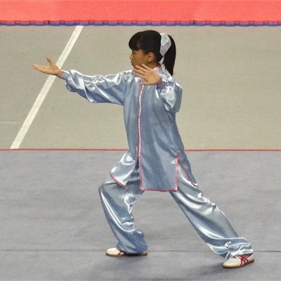 「第３５回全日本武術太極拳選手権大会」 「女子総合太極拳Ｃ］の部、初出場の菜摘ちゃんです！ 多分、最年少だと思いますが堂々の演武です。 脚が上がるなぁ・・・。