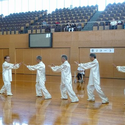 なんと男性だけのグループ「伊勢崎太極拳Ａ］のみなさんです！ 女性の多い太極拳では貴重な存在？！頑張ってください！