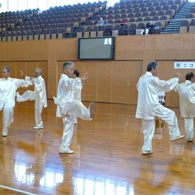 なんと男性だけのグループ「伊勢崎太極拳Ａ］のみなさんです！ 女性の多い太極拳では貴重な存在？！頑張ってください！
