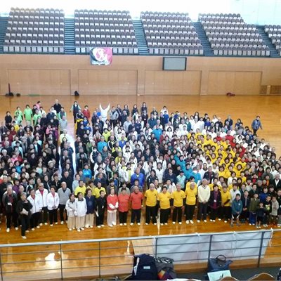 2018年11月24日「第21回群馬県太極拳協会交流大会」が開催されました。 第35回全日本大会で「女子楊式太極拳」で1位の奈良橋選手に表彰状と花束の授与です優勝おめでとうございます!