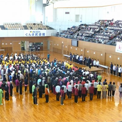 2018年11月24日「第21回群馬県太極拳協会交流大会」が開催されました。 第35回全日本大会で「女子楊式太極拳」で1位の奈良橋選手に表彰状と花束の授与です優勝おめでとうございます!