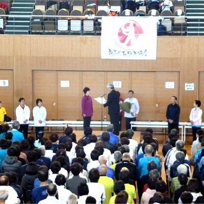 2018年11月24日「第21回群馬県太極拳協会交流大会」が開催されました。 第35回全日本大会で「女子楊式太極拳」で1位の奈良橋選手に表彰状と花束の授与です優勝おめでとうございます!