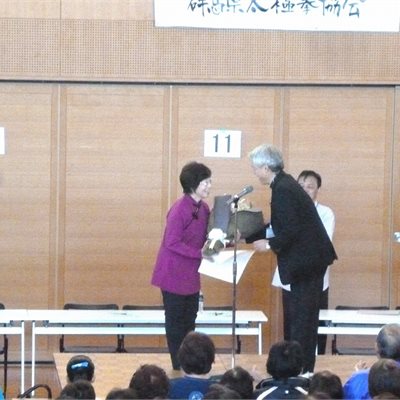 2018年11月24日「第21回群馬県太極拳協会交流大会」が開催されました。 第35回全日本大会で「女子楊式太極拳」で1位の奈良橋選手に表彰状と花束の授与です優勝おめでとうございます!