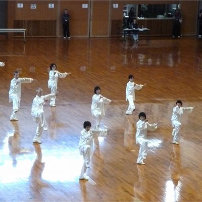 「第21回群馬県太極拳協会交流大会」 「岳陽堂太極拳教室」の総合太極拳です 右端が菜摘ちゃんです