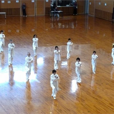 「第21回群馬県太極拳協会交流大会」 「岳陽堂太極拳教室」の総合太極拳です 右端が菜摘ちゃんです