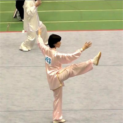 「第36回 武術太極拳選手権大会大会」 2019年7月12,13,14日「第36回 武術太極拳選手権大会大会」が岡山県にて開催されました。 14日最終日、「女子呉式太極拳」ベテランのN選手ですが、なかなか打点を伸ばすのは難しいようです。