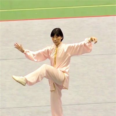 「第36回 武術太極拳選手権大会大会」 2019年7月12,13,14日「第36回 武術太極拳選手権大会大会」が岡山県にて開催されました。 14日最終日、「女子呉式太極拳」ベテランのN選手ですが、なかなか打点を伸ばすのは難しいようです。