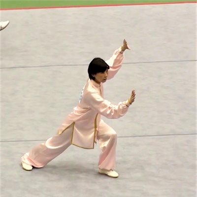 「第36回 武術太極拳選手権大会大会」 2019年7月12,13,14日「第36回 武術太極拳選手権大会大会」が岡山県にて開催されました。 14日最終日、「女子呉式太極拳」ベテランのN選手ですが、なかなか打点を伸ばすのは難しいようです。