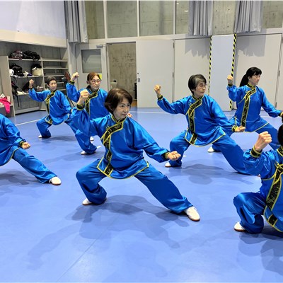 2022年 「第3回東京国際武術節」 「鳳游会」のメンバーの方々「陳式太極拳」「沙式太極拳」「八卦掌」で出場されました。 ブルーで揃えた表演服がカッコいいですね!!